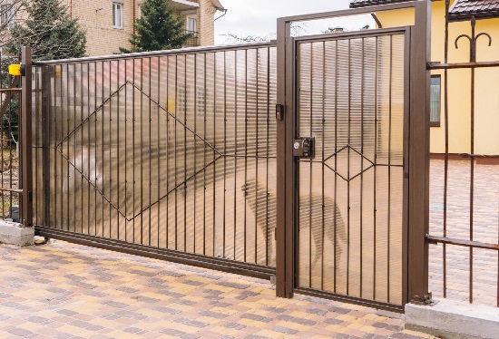 Купить ворота из профлиста с элементами ковки, с металлическими столбами в рамке или под дерево в Усолье-Сибирском от 155415 руб